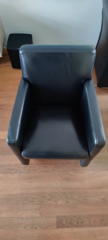 4 zwarte eetkamerstoelen met wieltjes(GRATIS)