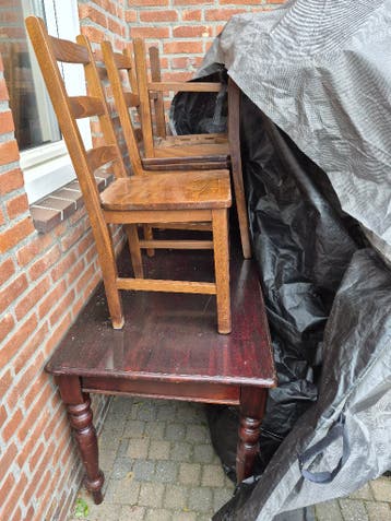 Houten tafel en 4 stoelen