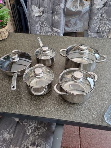 Complete pannenset met koekenpan en glazen deksels