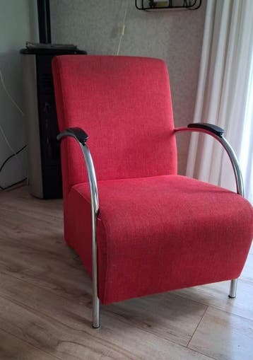 Comfortabele rode fauteuil met chromen armleuningen