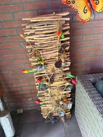 Decoratieve raamdecoratie van takken met bloemen