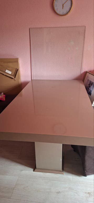 Moderne eettafel met glanzend blad