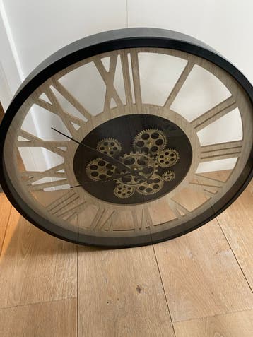 Gratis wandklok met zichtbaar uurwerk