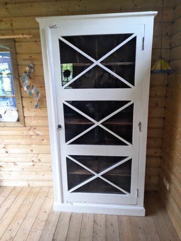 Teakhouten kast met schappen en glas in deur
