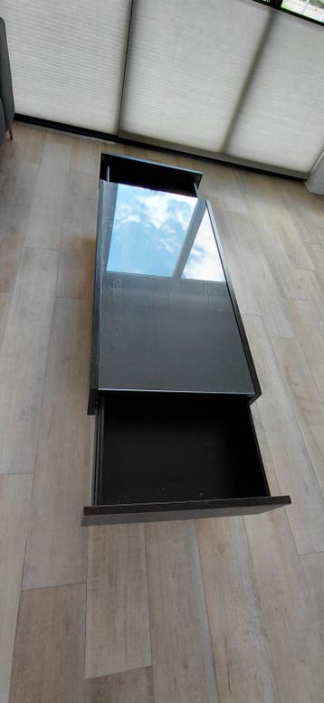 Moderne salontafel met glazen blad en lades