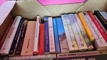 Grote boekenbox met boeken van bekende schrijvers