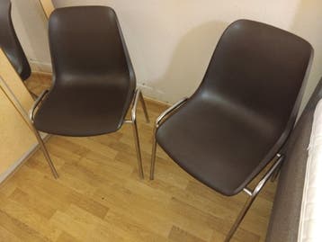 2 Oude Kunstof Stoelen  Gratis afhalen