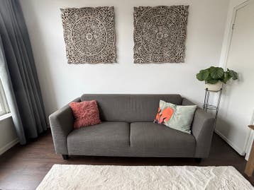 Comfortabele grijze drie zits bank