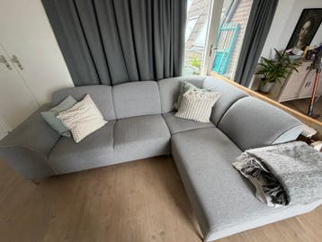 Comfortabele grijze hoekbank
