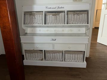 Witte kapstok met opbergmanden en lades