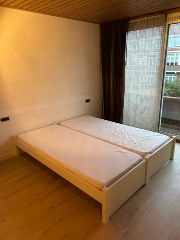 Gratis twee eenpersoonsbedden 220 cm lang met lattenbodems
