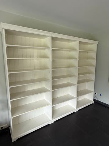 Grote witte boekenkast met 3 secties