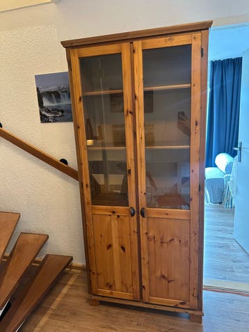 Houten vitrinekast met glazen deuren GRATIS