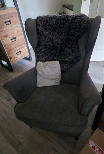 Comfortabele grijze fauteuil met hoge rugleuning