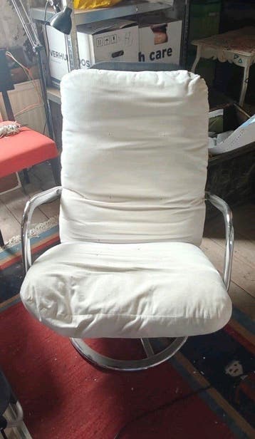 Witte draaiende stoel met metalen frame