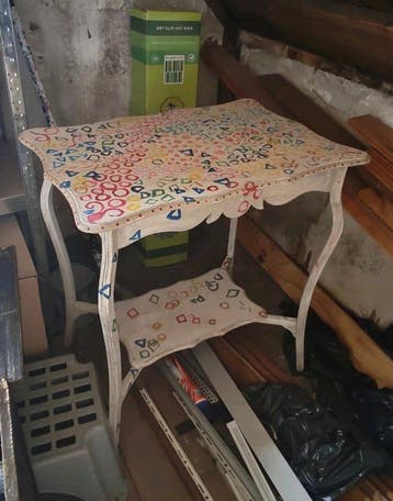 Witte houten bijzettafel, beschilderd