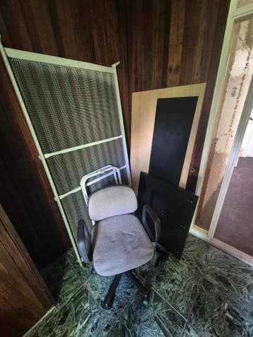 GRATIS -- 1 persoonsbed en bureau + stoel