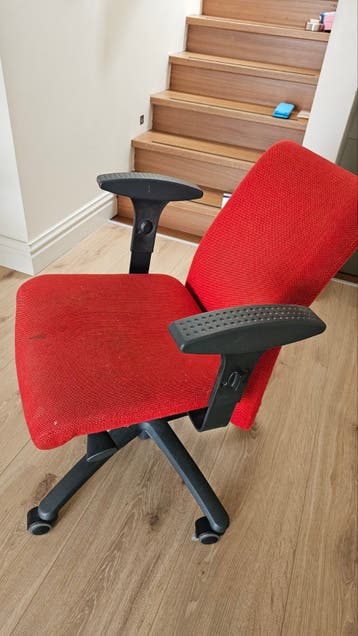 Gratis gebruikte bureaustoelen (2 stuks) - Blauw en Rood
