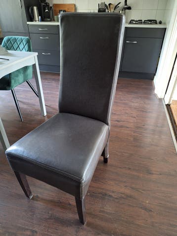 4 bruine leren eetkamerstoelen, gratis af te halen