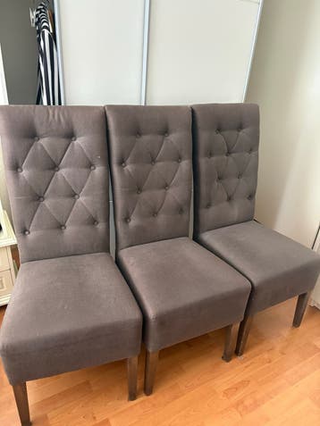 Inboedel stoelen strijkplank bijzettafel glazen tafel