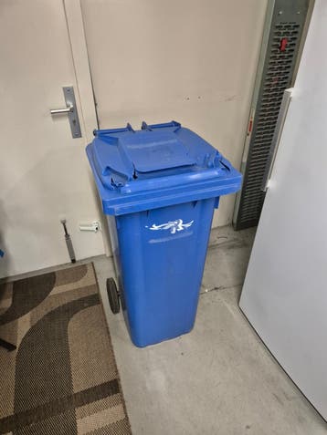 Blauwe afvalcontainer KLIKO  met beschadigd deksel