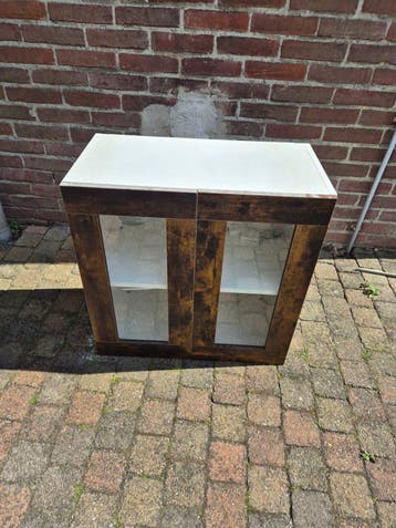 Compacte vitrinekast met glazen deuren