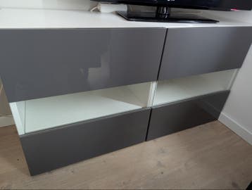 Gratis Ikea kast met hoogglans grijze deurtjes en glas