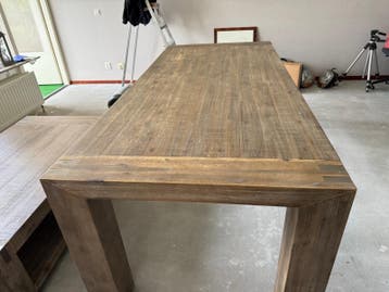 GRATIS Robuuste houten eettafel en salontafel set