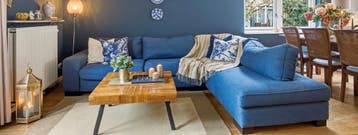 Comfortabele blauwe hoekbank met chaise longue