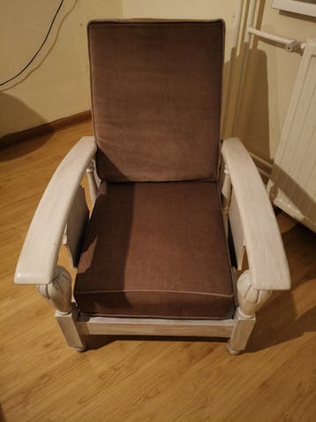 Comfortabele (bijna antieke) fauteuil met kussens
