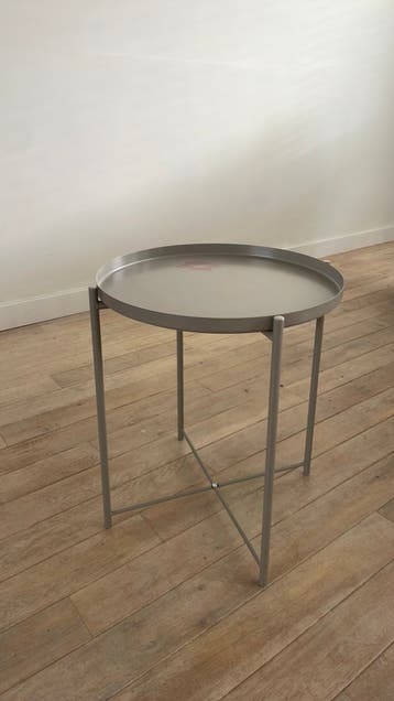 GRATIS! Bijzettafeltje taupe met los dienblad, let op! Vlek