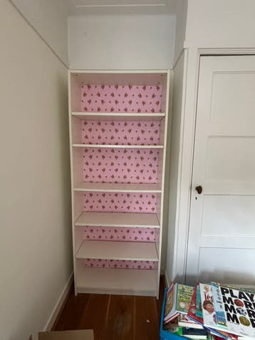 Boekenkast ikea met bloemen behang