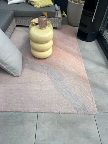Vloerkleed met lichte gebruikerssporen (kattenkrabben)