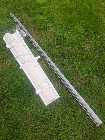 Gratis 2 jaloezieën: 1x aluminium, 1x hout