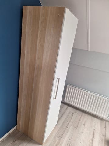 Moderne kledingkast met houtlook en witte deur