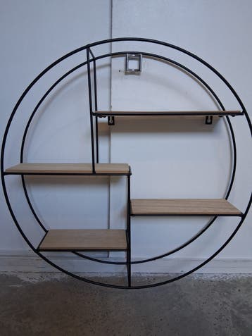 Ronde wandplank met metalen frame en houten planken