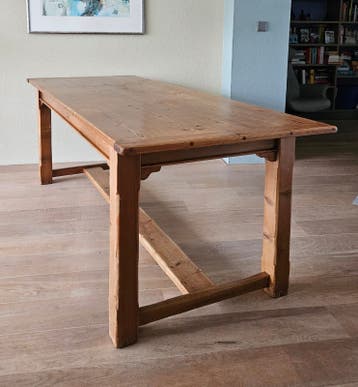 Mooie grenen eetkamertafel.