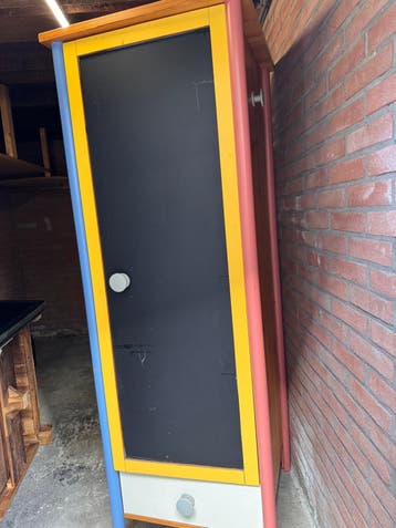 Kleurrijke kast met krijtborddeur en lade