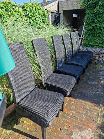 Gereserveerd t/m 15 juni .Gratis :6 zwarte loom stoelen