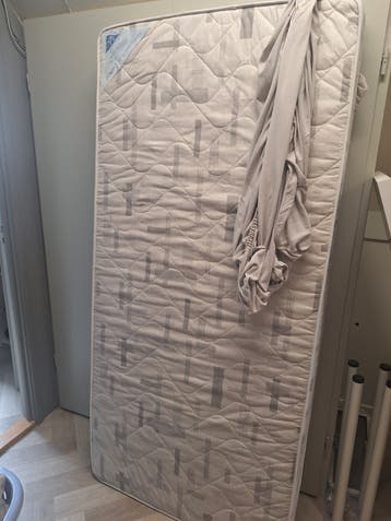 Gratis logeermatras 90x190x13