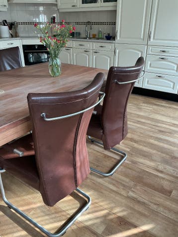 Gratis af te halen, 6 gebruikte leren stoelen.