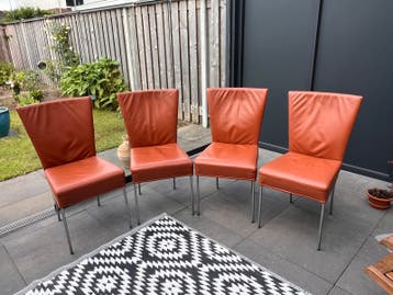 Set van 4 eetkamerstoelen (cognac) van kunstleer