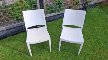4 Robuuste Witte Stoelen