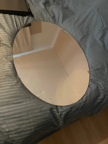 Ovale spiegel met gebruikssporen