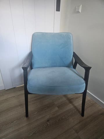 Comfortabele fauteuil - Lichtblauw met houten armleuningen