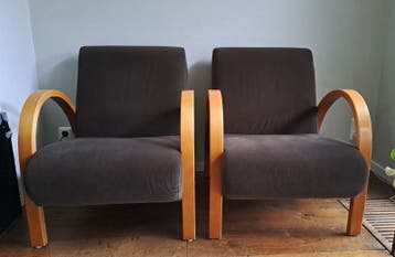 2 bruine stoelen gratis ophalen.