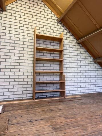 Houten boekenkast voor schuin dak - handgemaakt