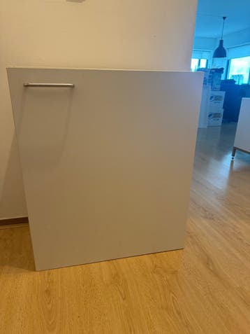 Witte hangkast met plank en deur