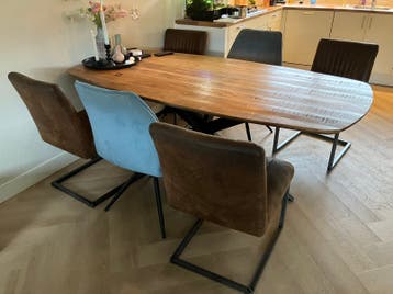 6 eerkamerstoelen, 4 bruin en 2 blauw.