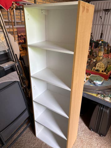 Gratis kast met planken